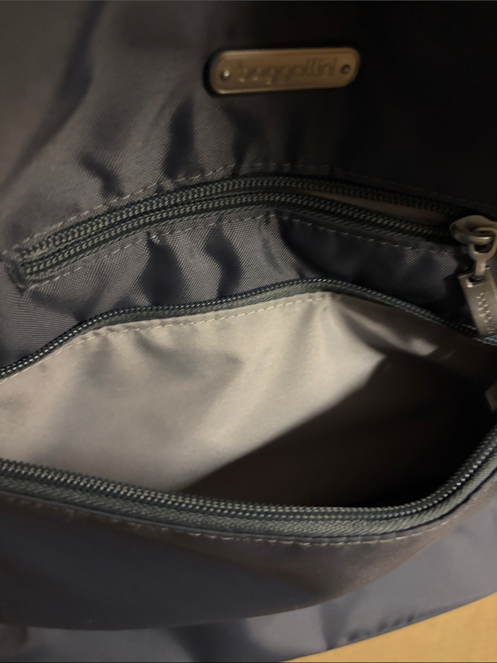 Baggallini | Gray Sling Backpack - Sleek Everyday Carry - Picture 4 of 4